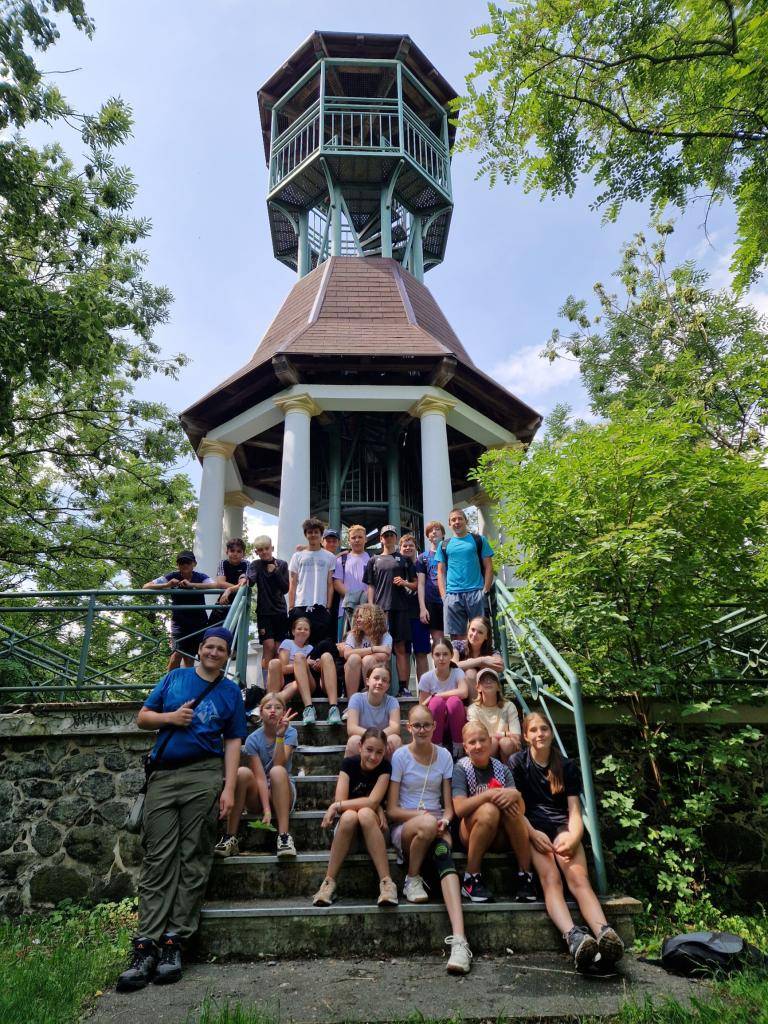V týdnu od 16. do 20. června se žáci 2. stupně zúčastnili turistického kurzu, který byl plný pohybu, krásné přírody, nových poznatků i společných zážitků. Přestože počasí v úvodu týdne nebylo úplně přívětivé, naši žáci se nenechali odradit a vyrazili vstříc dobrodružství.