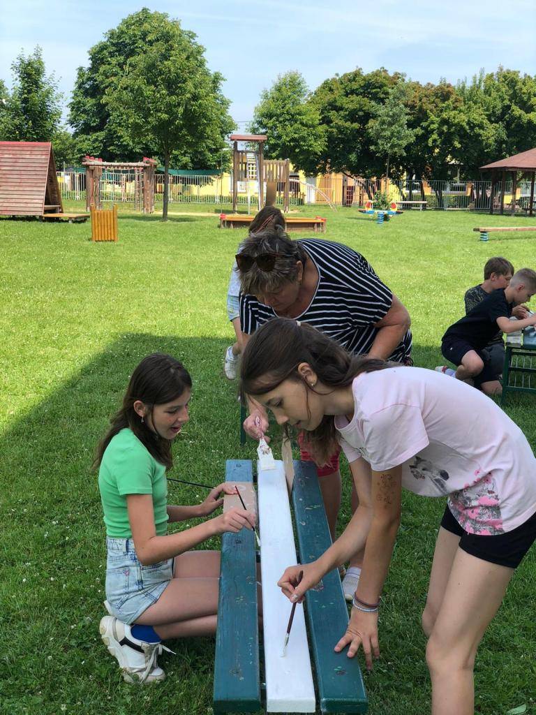 Práce na školním záhonu.