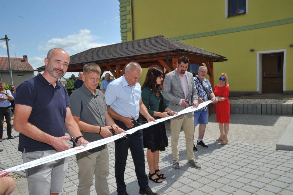 Dne 20.6.2025 proběhlo slavnostní otevření nově vybudovaného pavilonu Mateřské školy Medlov a dětských hřišť, které budou sloužit právě pro děti z mateřské školy, ale jedno patro, které je zbudováno nejvýše, bude sloužit i pro veřejnost.