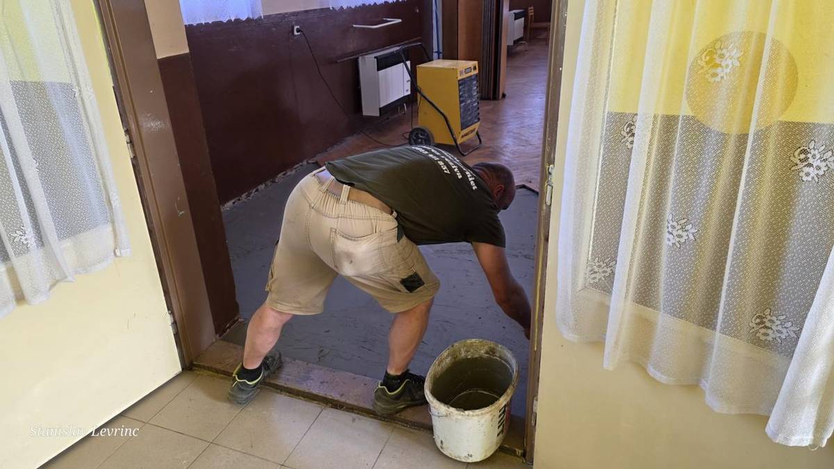 Vážení občania,  po úspešnom vysušení priestorov obecného úradu a sály kultúrneho domu, ktoré boli začiatkom mája zasiahnuté škodovou udalosťou, vás informujeme, že postupne začínajú práce na obnove poškodených častí budovy.