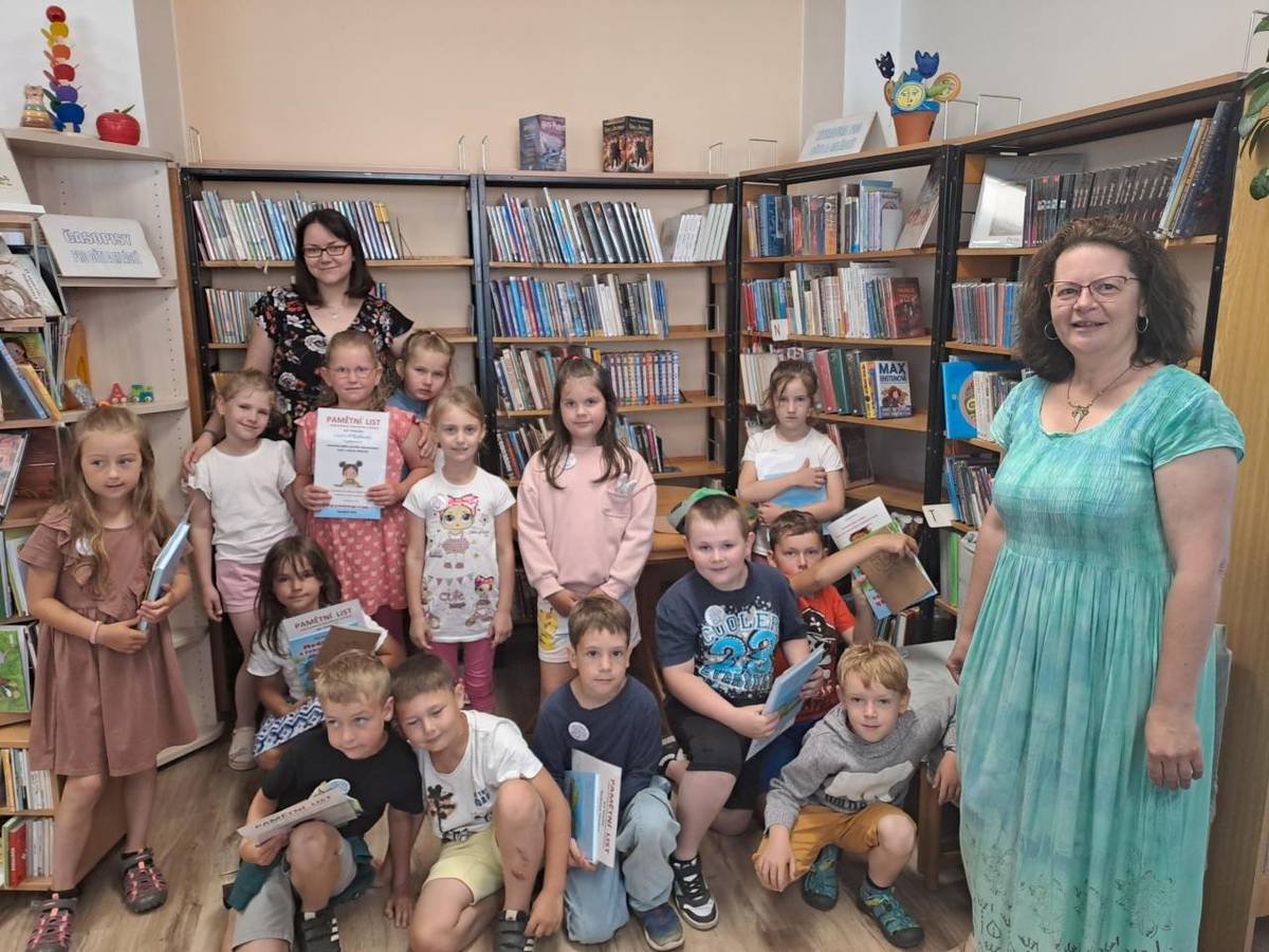 Prvňáci se vydali za paní knihovnicí, aby jí předvedli, že už se zařadili mezi čtenáře.