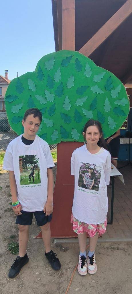 Tradiční akce na zahradě naší školy, kde vystoupili žáci z celé školy, předškoláky jsme pasovali na školáky, rozloučili se s našimi žáky z 5. ročníku a na závěr si opekli oblíbené trdelníky.