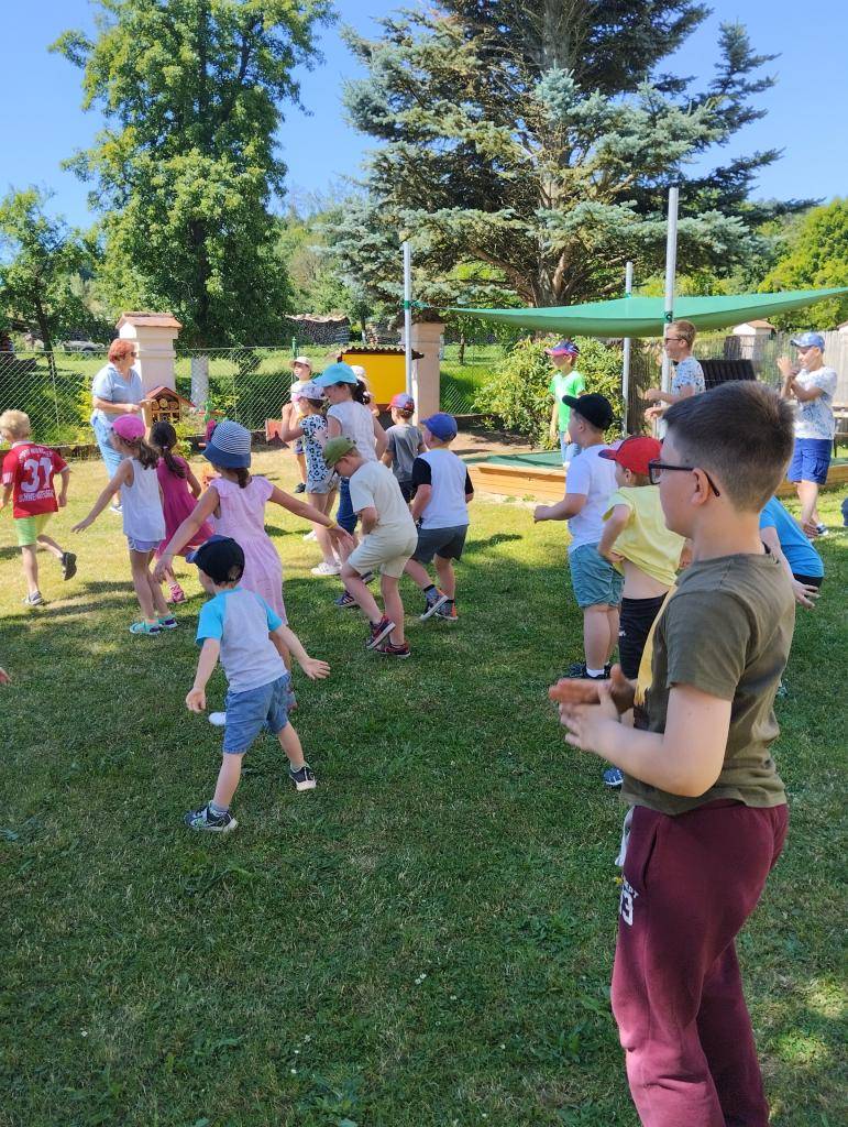 V posledním týdnu školního roku 2024/2025 zažíváme i zábavné pohybové chvíle, které nám připravila paní učitelka Kadlecová.