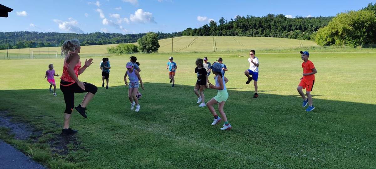 Dne 24. 6. 2025 proběhl sportovní den na dubském hřišti. Na děti čekalo osm disciplín, ve kterých si vyzkoušely svou rychlost, obratnost, sílu i týmovou spolupráci. Zlatým hřebem celého dopoledne byla smíšená štafeta. Nechybělo ani slavnostní vyhlášení výsledků.