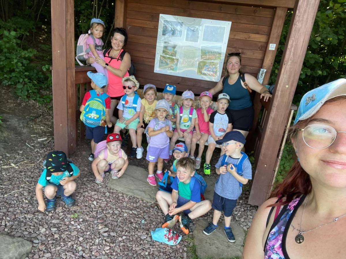 Jaro, léto, podzim, zima,  ve školce nám bylo prima.  Povídaly hodiny, že už budou prázdniny.  Sluníčko se na nás směje,  příjemně nás přitom hřeje.  Meloun, zmrzka, jahůdky,  samé letní dobrůtky!