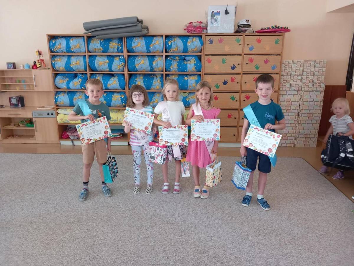 Budoucí školáci splnili školácké úkoly a ukázali, že jsou na první třídu připraveni.   Pak jsme to společně oslavili a užili si společné chvíle.   Po prázdninách držíme palce v první třídě !