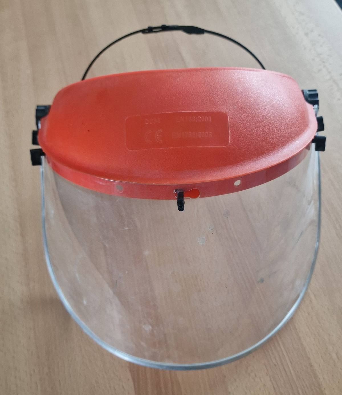 Dobrý den, v chatách před Neratovem byl nalezen ochranný pracovní štít. Kdo jej postrádá, nechť kontaktuje starostu na tel. 606660241.