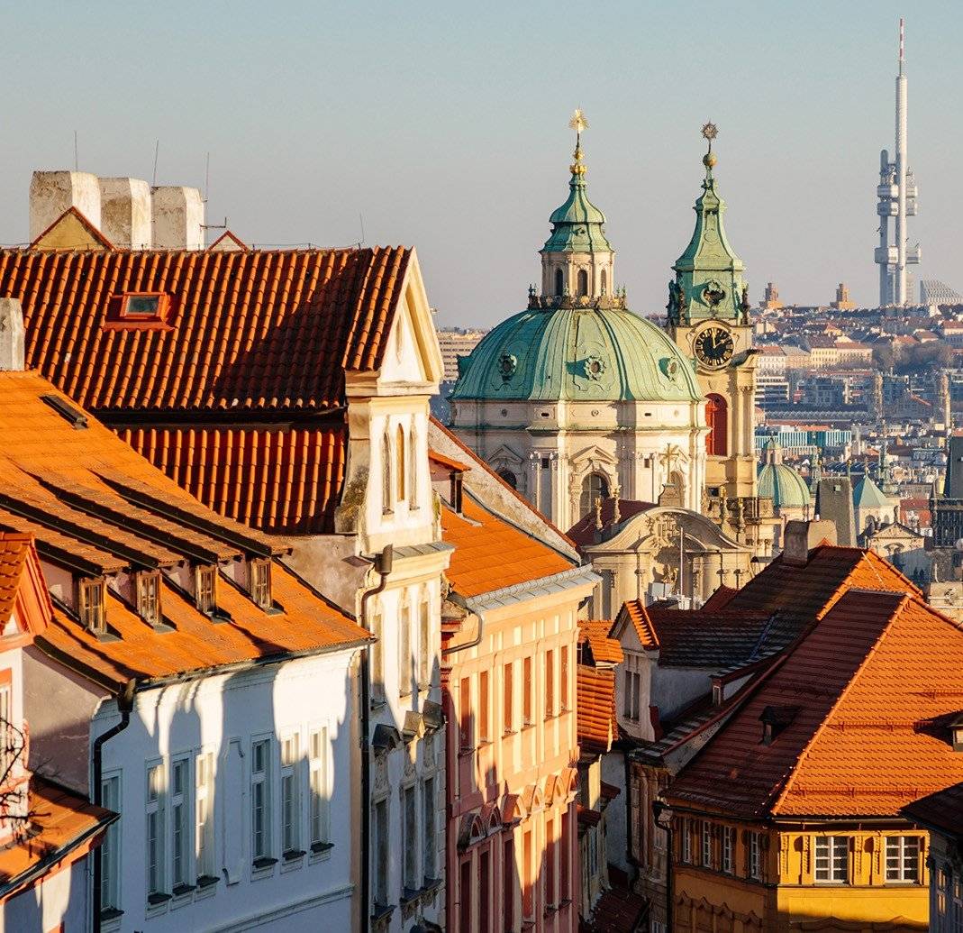 Český Krumlov rozšiřuje síť svých partnerských měst, tentokrát o spolupráci na národní úrovni. Zastupitelé na červnovém jednání schválili Memorandum o porozumění a spolupráci s městskou částí Praha 1, které deklaruje vůli obou stran posílit vzájemné vazby, sdílet zkušenosti a rozvíjet konkrétní projekty napříč řadou oblastí od kultury přes školství až po správu památek. „Toto partnerství je logickým a přínosným krokem. Český Krumlov a Praha 1 sdílejí řadu společných výzev. Jsme historická centra s významnou památkovou ochranou, zapsaná na Seznam světového dědictví UNESCO, čelíme dopadům masového turismu i nutnosti pečlivé údržby veřejného prostoru. Společná platforma nám umožní nejen vyměňovat zkušenosti, ale i koordinovat úsilí v rámci národních a mezinárodních institucích,“ uvedl starosta Alexandr Nogrády. Memorandum vymezuje spolupráci v oblastech, které města spojují – turismus, kultura, vzdělávání, podnikání, volný čas, péče o památky i veřejný prostor. „Chceme se bavit o konkrétních věcech, které řešíme každý den, od výletů školáků do Prahy až po inspiraci v tom, jak pečovat o naše město. Můžeme si předávat zkušenosti a navzájem si pomáhat, ať už v kultuře, školství, podnikání nebo třeba v péči o památky. Rádi přivítáme Pražany u nás v Krumlově a víme, že i naše děti to táhne do hlavního města,“ přibližuje smysl spolupráce místostarosta Dalibor Uhlíř. Dokument zároveň zdůrazňuje jedinečný kulturní a historický charakter obou lokalit, které spojuje nejen turistický význam, ale i status měst zapsaných na Seznam světového dědictví UNESCO již od roku 1992. Partnerství s městskou částí Praha 1 navazuje na dlouhodobou strategii Českého Krumlova v oblasti zahraniční i vnitrostátní spolupráce. Město má již řadu let partnerské vztahy se zahraničními městy jako Vöcklabruck (Rakousko), Slovenj Gradec (Slovinsko), Hauzenberg (Německo), Llanwrtyd Wells (Wales), San Gimignano (Itálie) a nově také Trenčín (Slovensko), se kterým bylo partnerství uzavřeno v loňském roce.