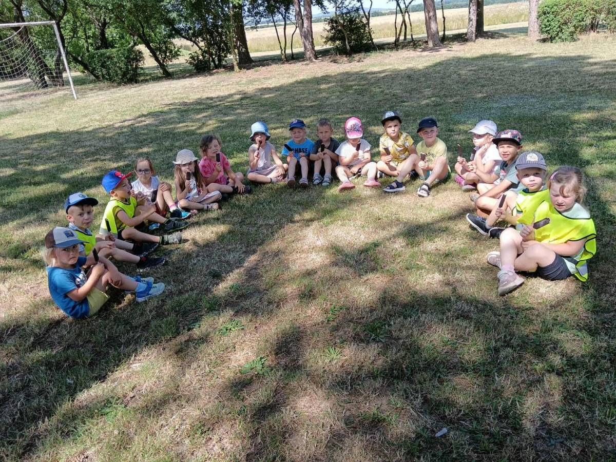 Děti si ve čtvrtek užily příjemné a osvěžující zakončení školního roku nanukem.