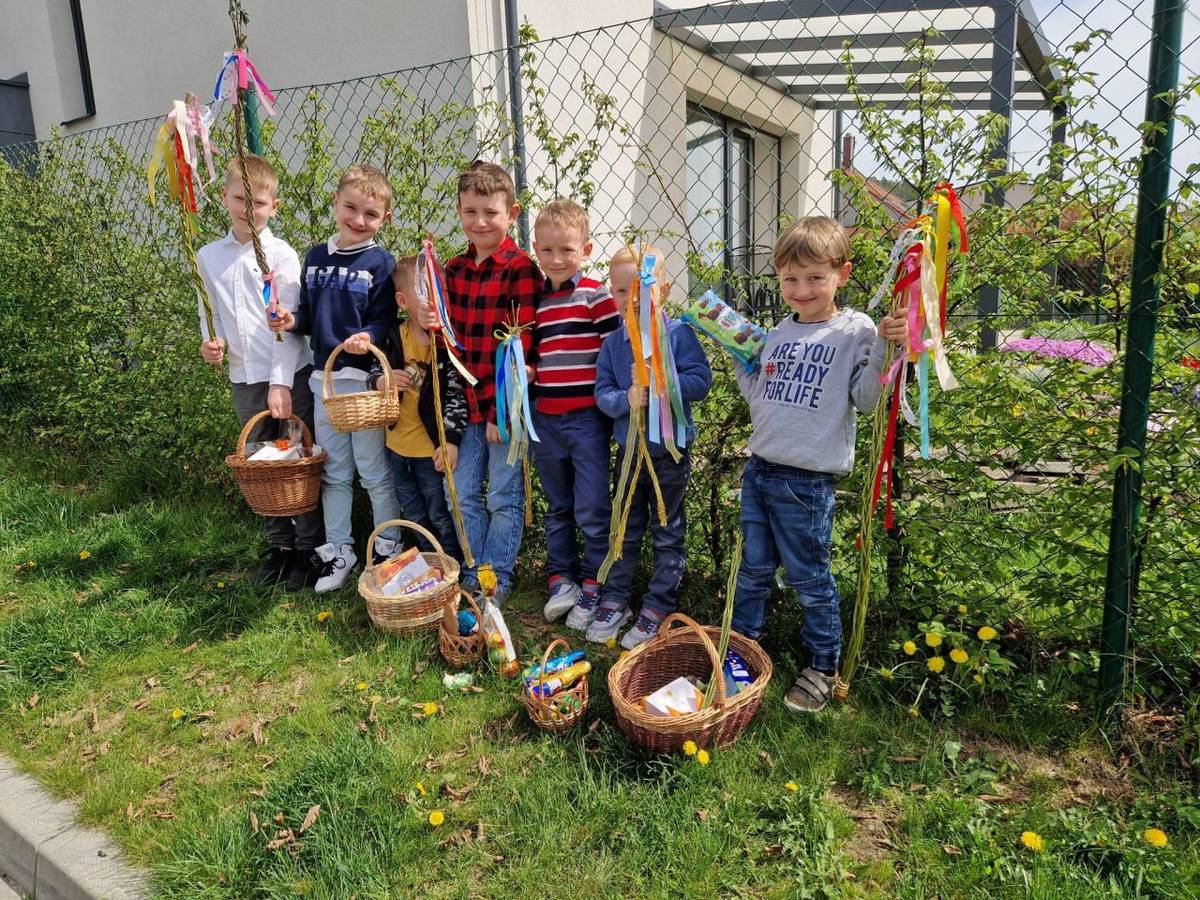 Zdobení návsi, pár fotek z cesty BEZ NOT po obci