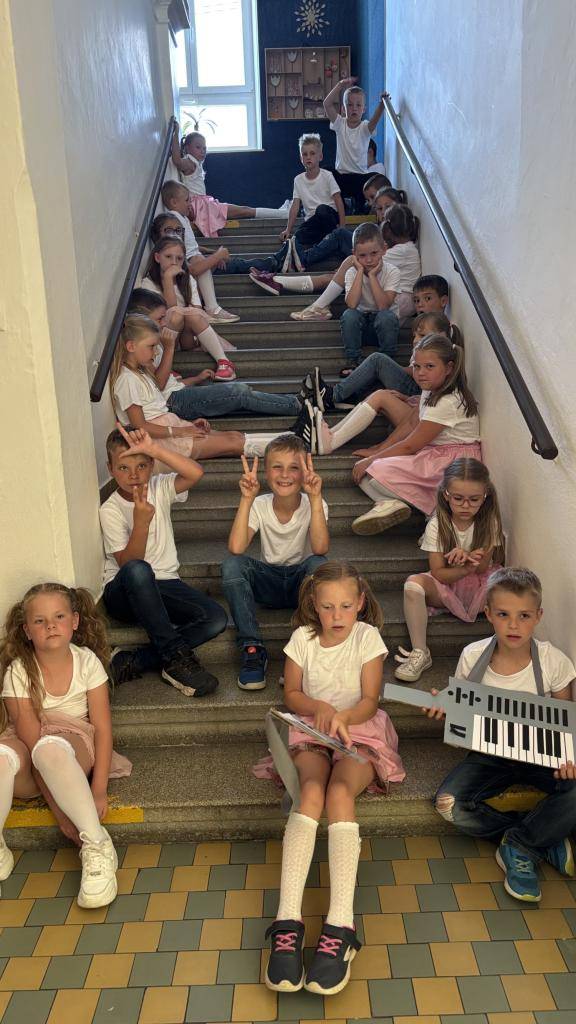 S družinou jsme se zapojili do školní akademie, konané 25. 6. Tři měsíce nacvičování, dva týdny veřejných zkoušek, jeden slavnostní den a na všechny padla únava.