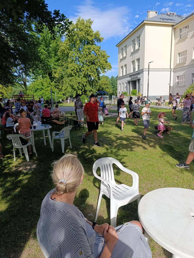 Vítání léta - setkání dětí, rodičů a učitelů na školní zahradě