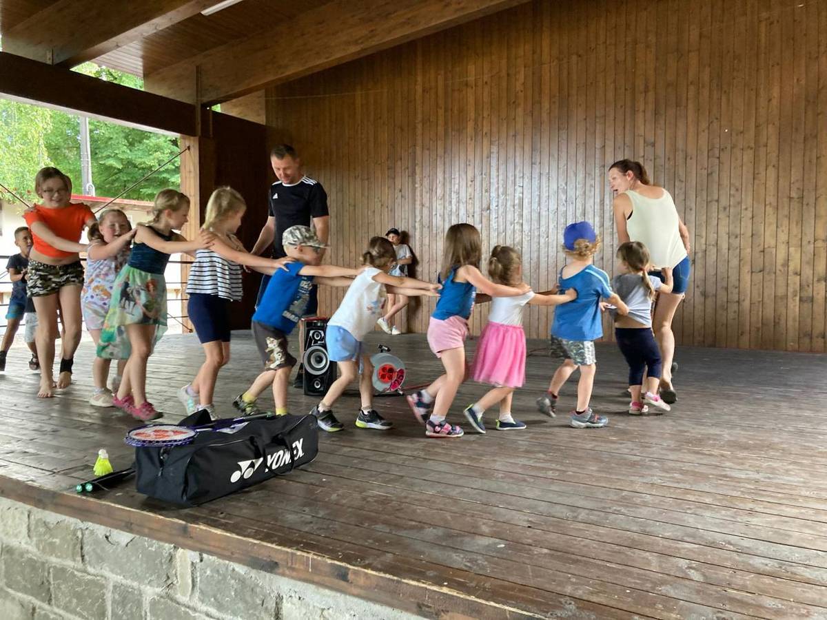 Naše školní zahrada ožila hudbou, smíchem a dobrou náladou! Děkujeme všem, kteří se zúčastnili naší Zahradní slavnosti. Čekala nás zábavná cesta za pokladem, hudební vystoupení a příjemné posezení u ohně s opékáním špekáčků.