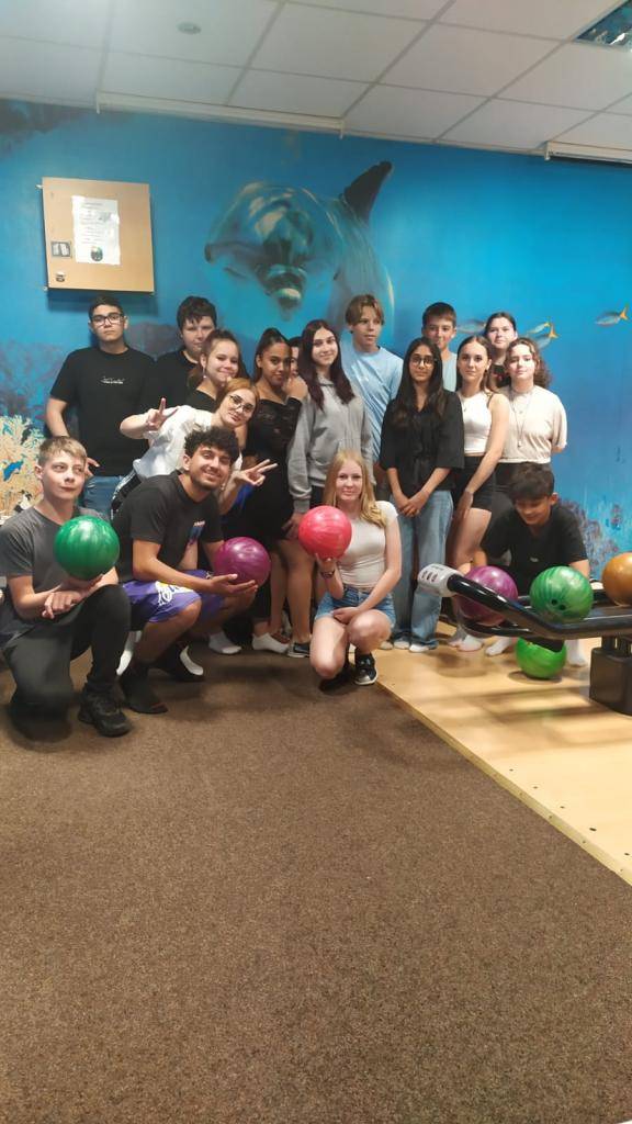 18.6.2025 jsme navštívili bowling v Bezovce v Bílině. Někteří z nás hráli tuto hru poprvé v životě. Na výsledcích to nebylo téměř znát. Sportovní dopoledne jsme si skvěle užili. Protože jsme měli čas, prošli jsme se ještě k chovnému rybníku v Bezovce.