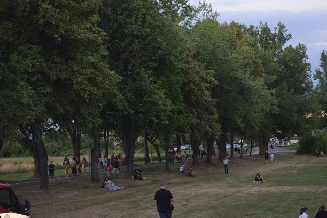 V sobotu večer to Na Kaplnke opäť ožilo! Vyšlo počasie, ľudí prišlo naozaj veľa a nechýbala dobrá nálada.  Tešíme sa, že ste boli pri tom! 🌙✨