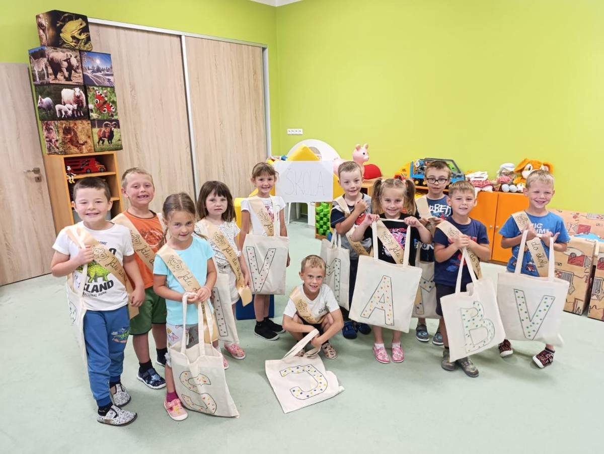 Mami, tati, je to tak,  už je ze mě předškolák.  Zpívám, kreslím, povídám,  barvy také dobře znám.  Tvary ty jsou pro mě hračka,  v pokojíčku stojí taška.  Vezmu si ji do školy,  budu v ní mít úkoly.