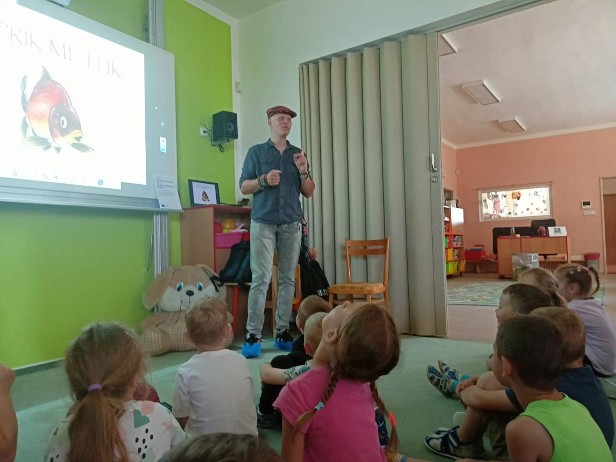 Řeklo by se kapři,  ryby jak se patří.  Šupináče pozná každý,  jakmile ho spatří.