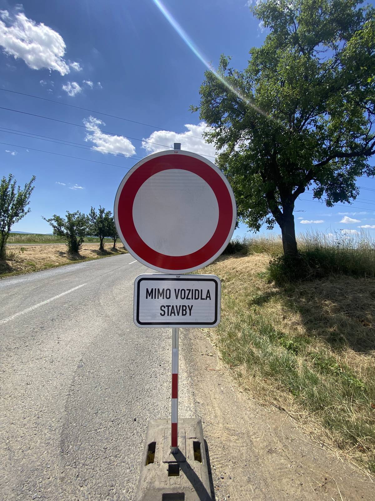 Od začátku prázdnin čekají řidiče výrazná dopravní omezení na výjezdu z Veselí nad Moravou směrem na Kozojídky a Hroznovou Lhotu. Důvodem je rozsáhlá oprava silnice třetí třídy III/4994, kterou zajišťuje jihomoravská Správa a údržba silnic. Stavba v tomto úseku potrvá přibližně dva měsíce.  Hlavní změny v organizaci dopravy po dobu stavby jsou následující:  Ulice Kollárova od kruhového objezdu na Hutníku po budovu Správy a údržby silnic (SÚS) bude průjezdná pouze jedním pruhem – a to ve směru od okružní křižovatky k SÚS. Jednosměrný provoz bude za areálem SÚS veden po nedávno zpevněné účelové komunikaci k silnici I/54 – ul. Blatnická. Silnice na Kozojídky je od areálu SÚS zcela uzavřena. Objízdná trasa pro automobily vede přes silnici I/54 do Blatnice pod Svatým Antonínkem a dále přes Louku, Lipov a Tasov. Objížďka se týká také autobusové dopravy – sledujte prosím aktuální informace dopravců. Provoz na cyklostezce mezi Veselím nad Moravou a Kozojídkami zůstává po celou trvání stavby bez omezení.     Oprava silnice z Veselí nad Moravou do Kozojídek a Hroznové Lhoty patří mezi největší dopravní stavby realizované v letošním roce Správou a údržbou silnic Jihomoravského kraje. „Rád bych poděkoval vedení Jihomoravského kraje i „SUSky“ za to, že oprava právě této komunikace byla zařazena mezi prioritní akce a podařilo se pro ni získat finanční prostředky z krajského rozpočtu. Komunikace byla již řadu let opravdu v nevyhovujícím stavu a věříme je její kompletní oprava zvýší bezpečnost dopravy pro obyvatele celého našeho regionu“ říká starosta města Veselí nad Moravou Petr Kolář.  Po letních prázdninách se stavba posune do úseku mezi Kozojídkami a Hroznovou Lhotou. Autobusová doprava důležitá i pro žáky z okolních obcí se tak v novém školním roce vrátí do své původní trasy.