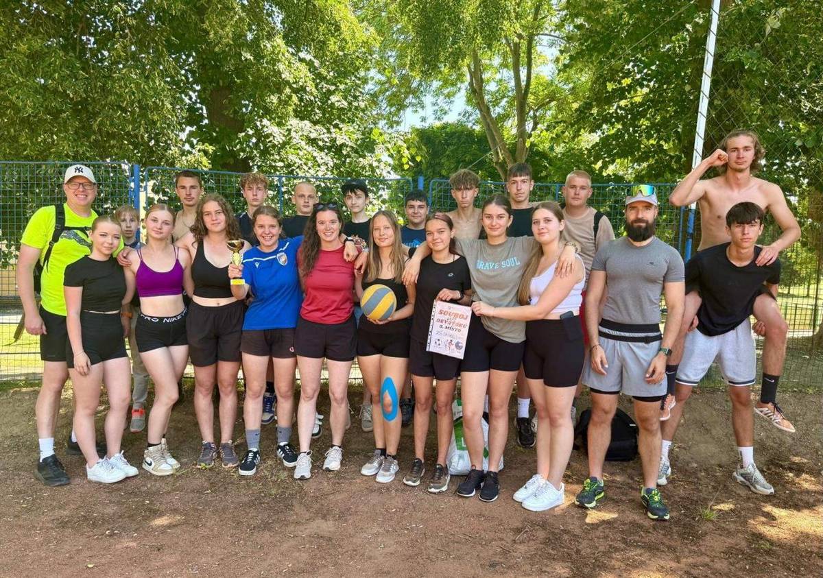 Naši deváťáci přijali pozvání na společné sportovní klání devátých tříd, které uspořádala ZŠ Stod na zbrusu nové atletické dráze.