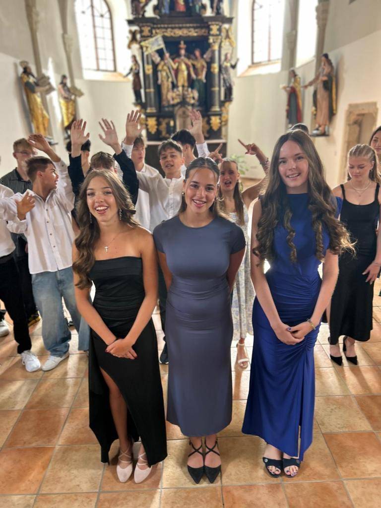 Slavnostní předávání závěrečného vysvědčení žákům 9. tř. a jejich program, který si připravili pro rodiče a přátele, proběhl v pátek 27. 6. v kostele sv. Václava.