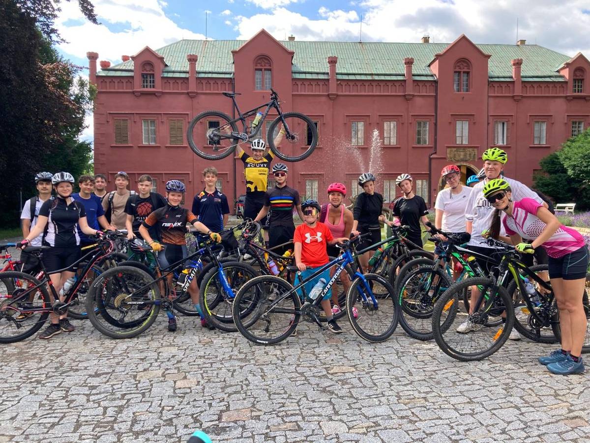 Naši deváťáci si závěr školního roku užili opravdu stylově – se svou třídní učitelkou paní Darinou Popsimovovou vyrazili na cyklovýlet do Klášterce nad Ohří.