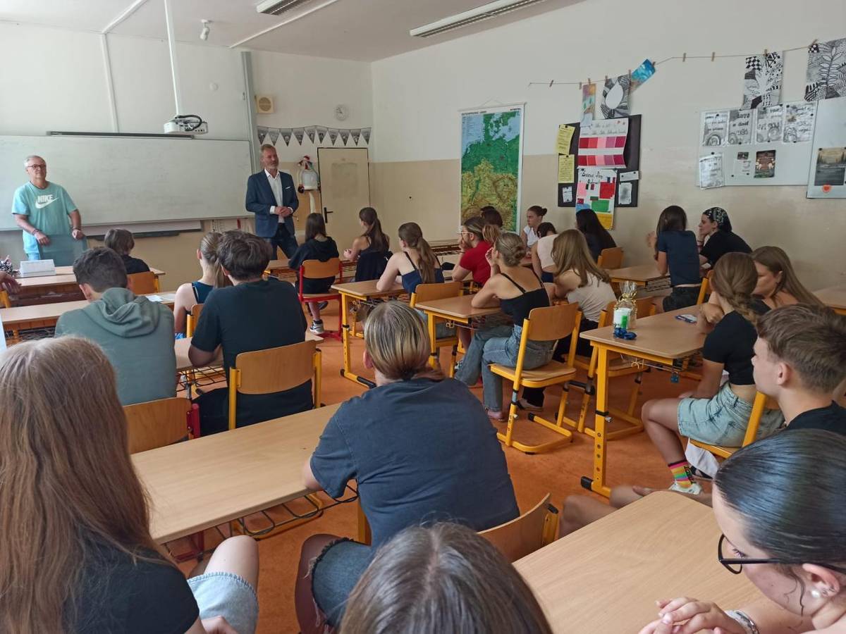 V posledním týdnu školního roku čekalo na naše deváťáky milé překvapení. Navštívil je pan starosta Jan Losenický, aby se s nimi osobně rozloučil a popřál jim hodně štěstí do další životní etapy.