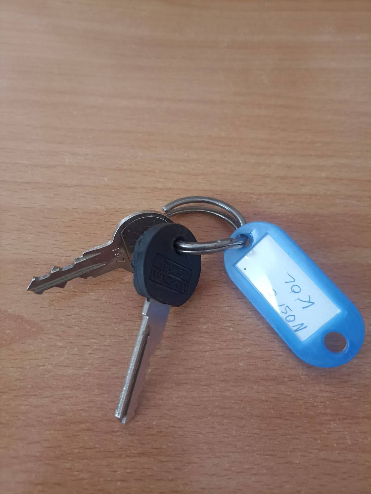 Oznamujeme, že se v Hluboké cestě našly klíče. Majitel ať volá  739 435 041.