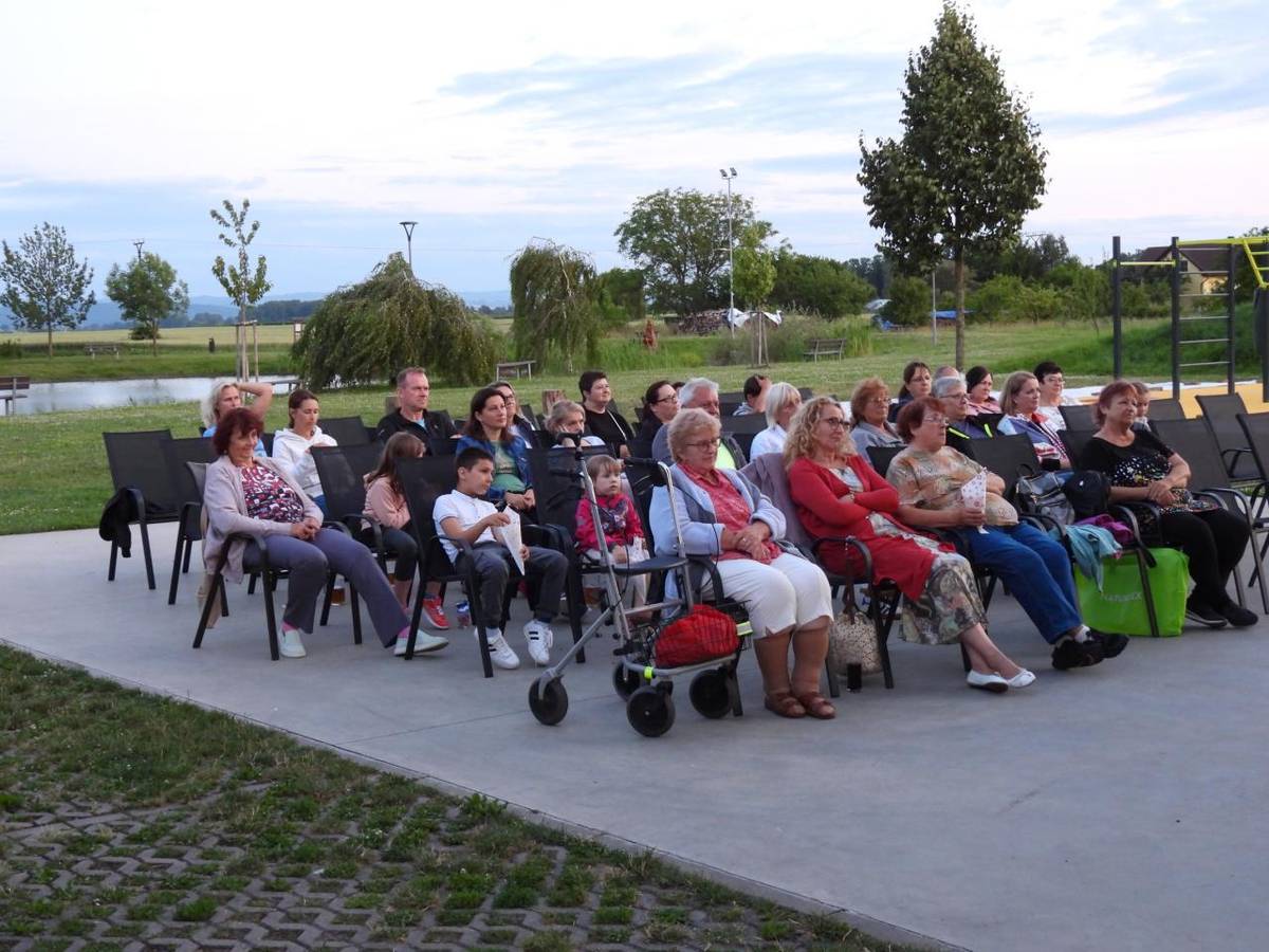 V pátek 27. 6. 2025 se konalo první letošní promítání na Rajčudě. Promítala se rodinná komedie Léto s Evženem.