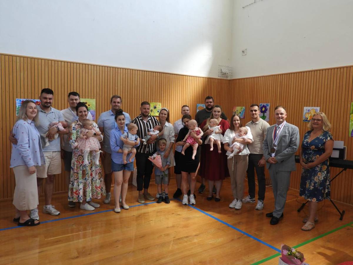 14.června proběhlo slavnostní přivítání dětí do svazku obce. Po předání pamětních listů a dárků starostou obce bylo připraveno malé pohoštění pro všechny zúčastněné. O kulturní vystoupení se jako vždy postaraly děti MŠ.