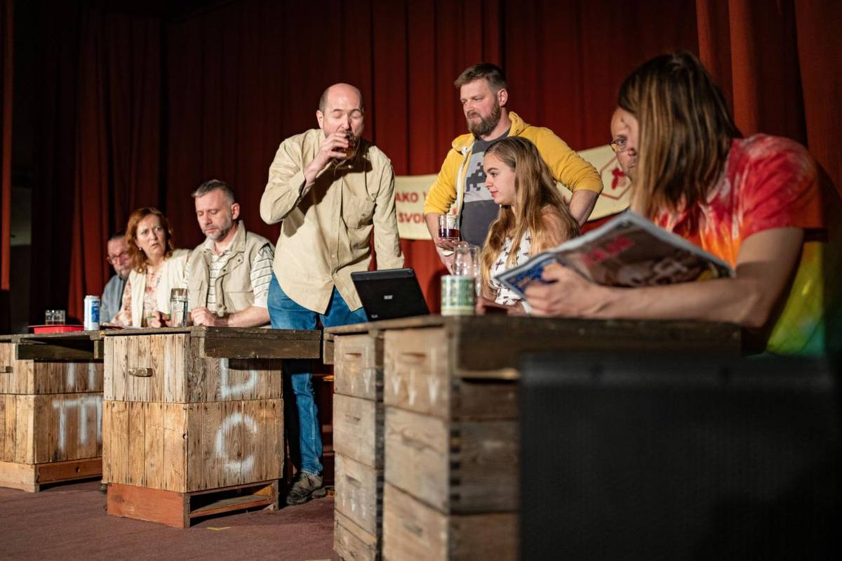 V našem „kulturáku“ se nedávno (24. 5. 2025) odehrála divadelní událost, která rozzářila sál smíchem – hostili jsme Divadlo V. A. D. a jejich inscenaci hry "Úl".