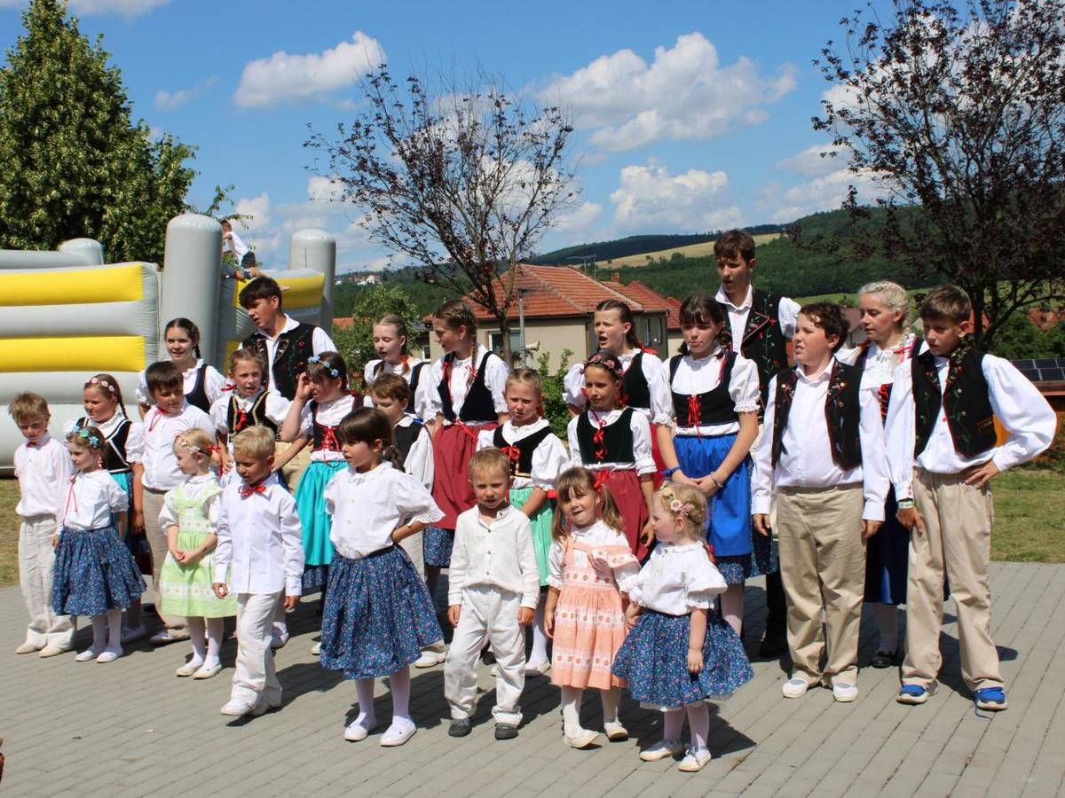 Vystoupení souboru Kořeňáček na Valchovské pouti a setkání rodáků ve Valchově 29.6.2025