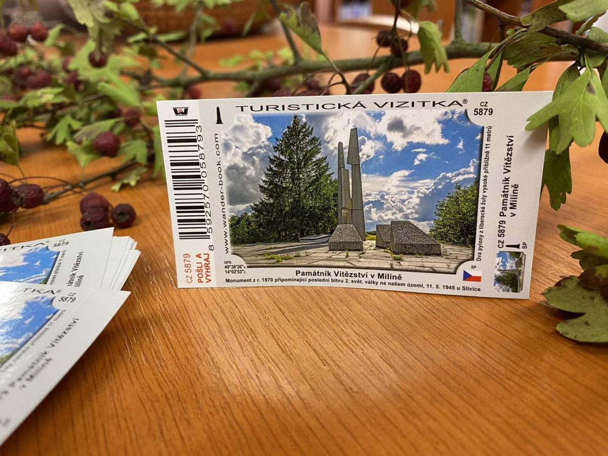 K zakoupení v knihovně.  Foto památníku: Miroslav Kunt  V knihovně seženete i další turistické vizitky (Milín, Maková hora, CVA)