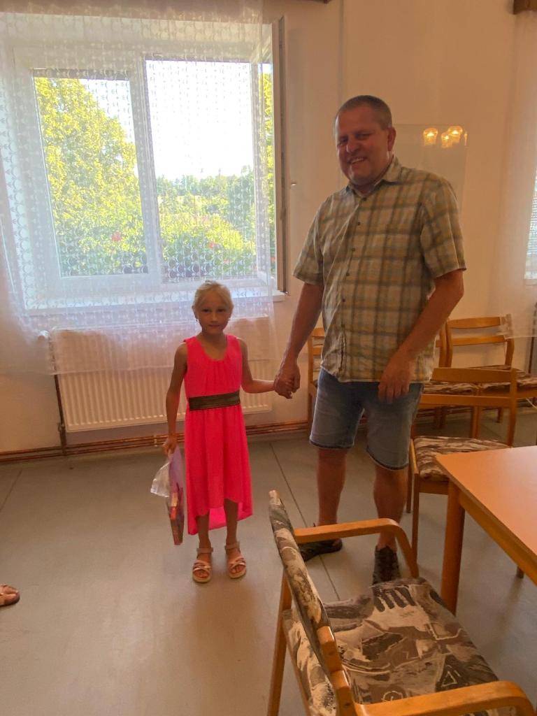 Adélku jsme s její maminkou přijali na obecním úřadě a obdarovali malým dárkem do školy