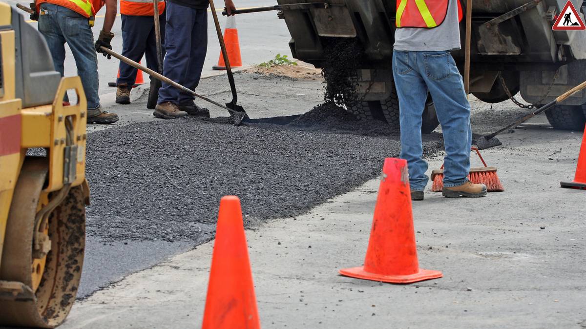 Ve středu 9. července 2025 budou zahájeny práce na opravách vozovek v místní části Milokošť. Prvním místem, kde opravy začnou, bude ulice Na Hrázi, přičemž po dobu omezení bude zajištěna objízdná trasa přes ulici Váverkova. Řidiče žádáme o zvýšenou pozornost a dodržování dopravního značení. Služby Města Veselí nad Moravou informují občany, že v městské části Milokošť budou prováděny opravy vozovek, které byly předem vytipovány a vyznačeny na mapě závad. Opravy budou postupné – po jednotlivých lokalitách, aby byl po celou dobu zajištěn průjezd a objízdné trasy pro řidiče i obyvatele dotčených oblastí.  Zahájení oprav:  Lokalita č. 1 – ulice Na Hrázi Středa 9. 7. 2025 od 7:00 hod. Náhradní trasa povede ulicí Váverkova  Pracovní místa budou řádně označena přechodným dopravním značením. Žádáme všechny řidiče o zvýšenou opatrnost a respektování značení, které bude průběžně upravováno podle postupu prací. Děkujeme za pochopení a ohleduplnost. Kontaktní osoba:  Ing. Miroslav Jahoda Tel.: 601 343 930 E-mail: jahoda@sluzby-veseli.cz