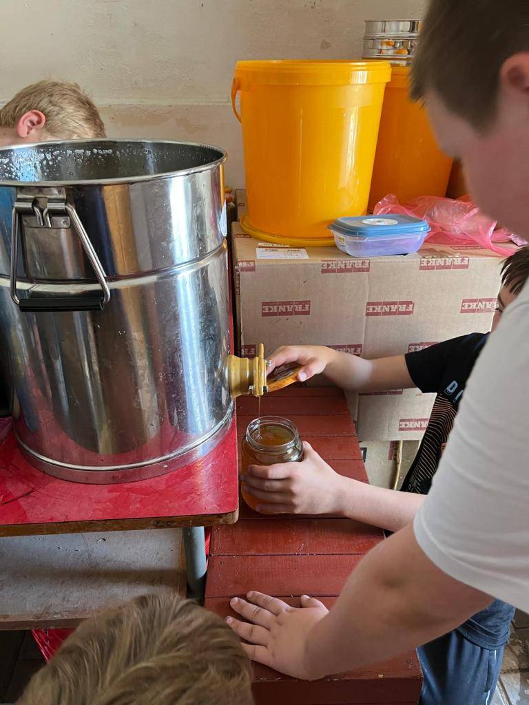 Naše šikovné děti ze Zbýšova si vyhrnuly rukávy a pustily se do stáčení medu od školních včel. V medařském kroužku to vonělo po medu, bzučelo jako v úlu a úsměvy nebraly konce. Děkujeme všem malým včelařům – tenhle sladký zážitek jen tak nezapomeneme!