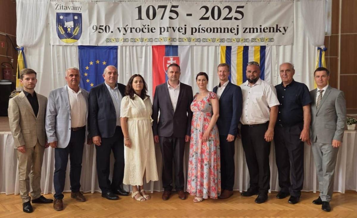 Starosta a poslanci Obecného zastupiteľstva v Žitavanoch pri príležitosti 950. výročia prvej písomnej zmienky o obci.