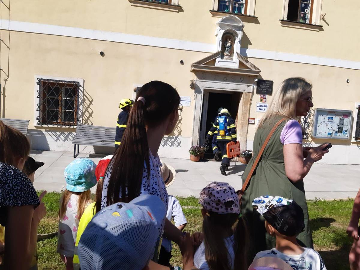 Dne 20.6.2025 proběhl v mateřské a základní škole nácvik evakuace osob. Požární poplach byl umocněn hlasitým zvukem sirény, který se rozezněl v 9h ráno. Po úspěšném zachránění všech dětí se do areálu bývalého koupaliště sjely jednotky IZS - místní hasiči, RZS a Policie. Dětem se akce líbila.