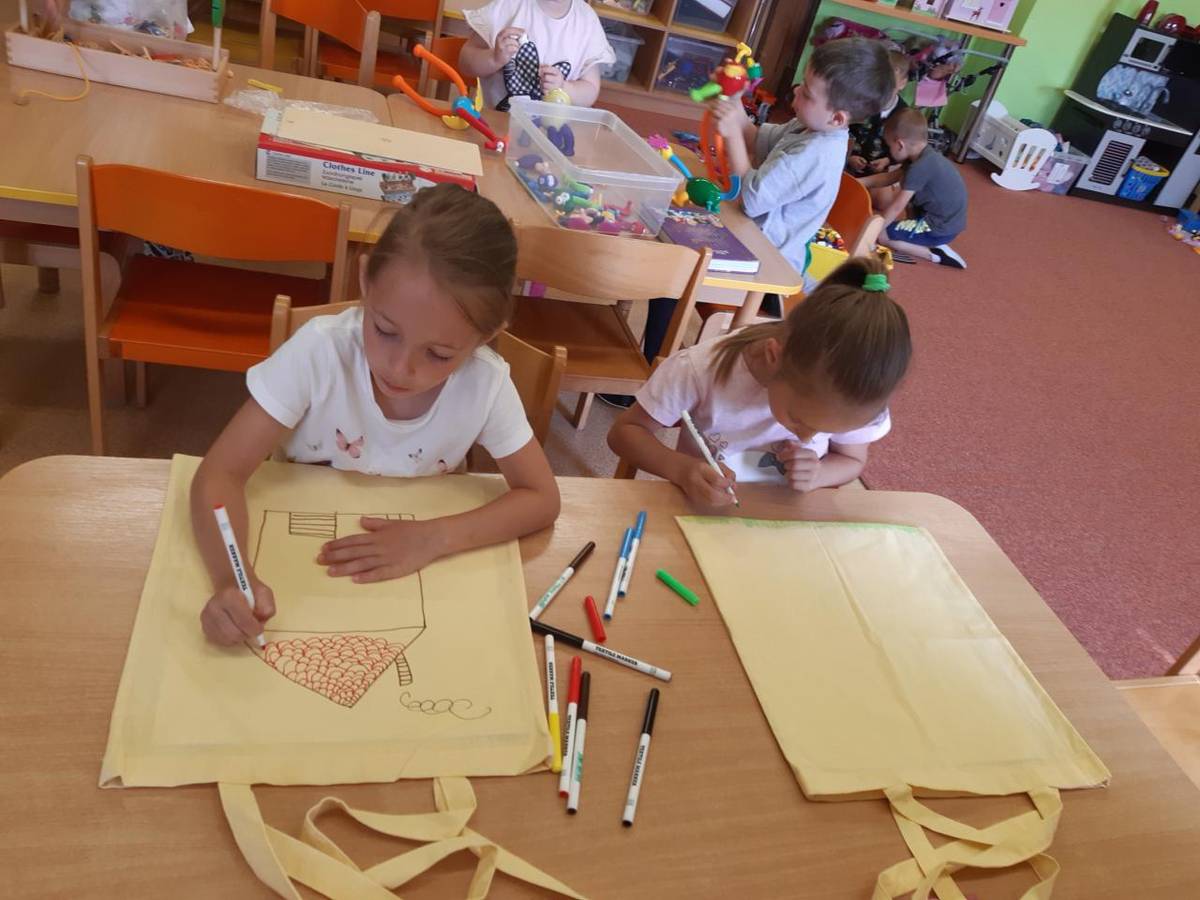 V tomto týdnu se děti pomalu loučily s mateřskou školou. Naposledy si vyrobily hezký výrobek, zazpívaly písničku a zahrály si se svými kamarády.