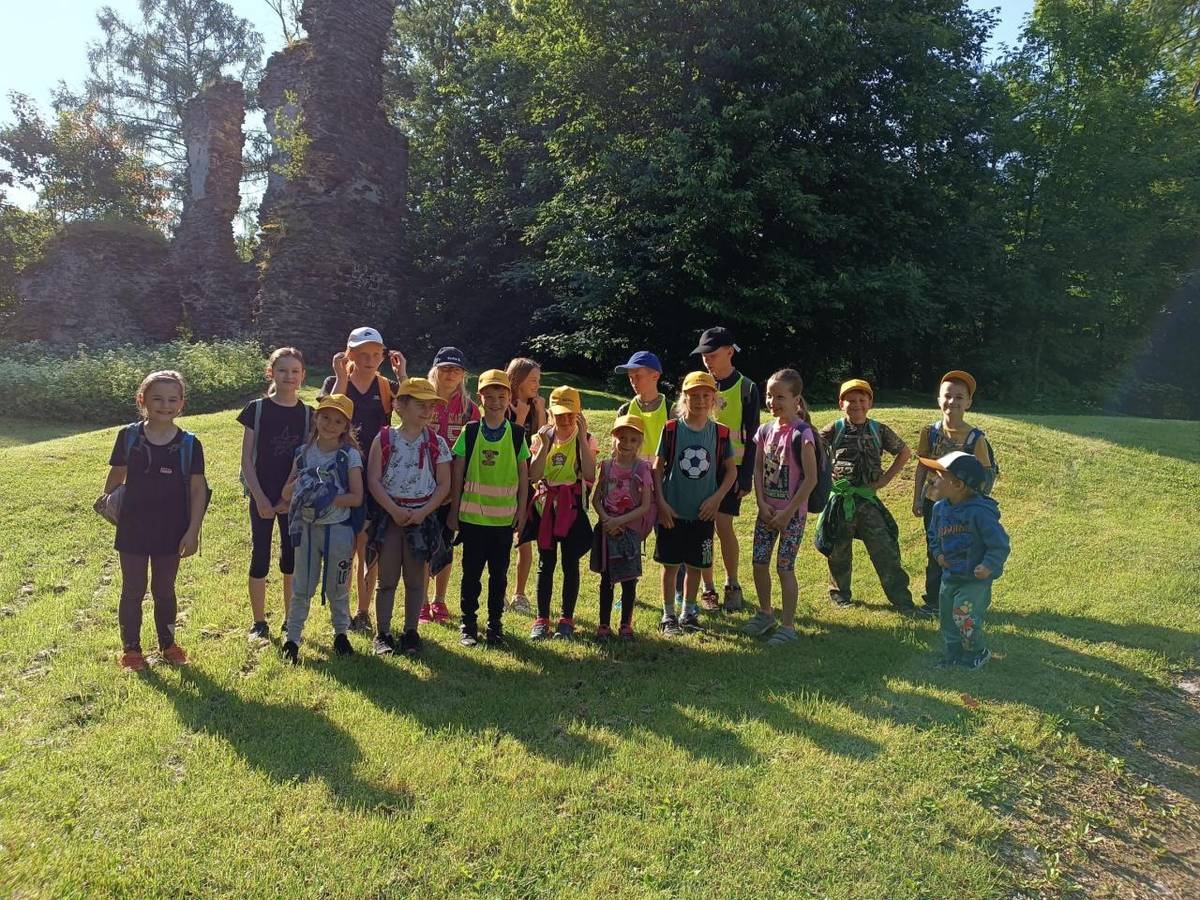 V úterý 17. června vyrazila  1. a 4. třída společně na výlet na zříceninu hradu Chlum. Počasí nám přálo, sluníčko svítilo a cesta rychle ubíhala. Děti byly plné očekávání a nadšení z dobrodružství, které je čekalo.