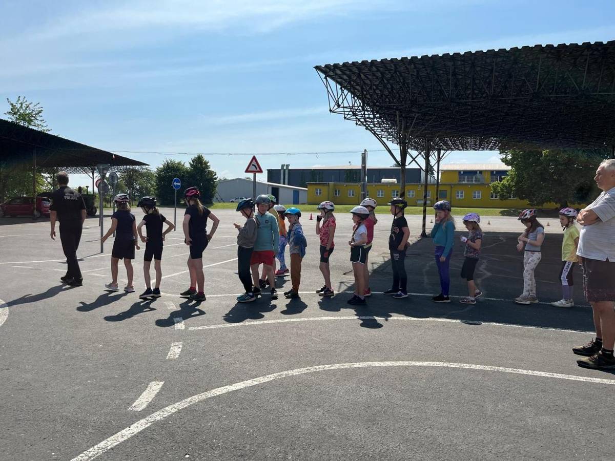 Naši žáci se vydali na dopravní hřiště v Čáslavi, kde si mohli vyzkoušet, jaké to je pohybovat se v silničním provozu.