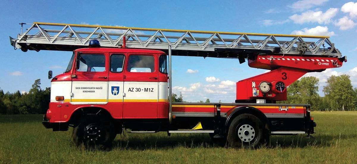 Město Borohrádek oznamuje záměr prodat požární automobilový žebřík IFA W 50, výsuvný žebřík 30 m, VIN 42509, SPZ RK 71-23, r. v. 1. 1.1985. Do provozu uvedeno 8.3.1995. Naftový motor, zdvihový objem 6560 ccm, výkon 92 KW, stav tachometru 20 165 km, osazeno žebříkovou sadou Luckenwalde. Vozidlo je plně pojízdné a funkční, je vyřazeno z provozu u JSDH a je oceněno znalcem. Minimální prodejní cena je 150.000,- Kč. Prohlídka je možná po předchozí domluvě na tel.č. 724 181 642 (pan Petr Šrámek). Zájemce předloží nabídku, která musí obsahovat:  označení předmětu prodeje výši nabídky v Kč jméno, příjmení, adresa /název, sídlo a IČO firmy telefonní číslo a emailovou adresu podpis uchazeče nebo osoby oprávněné k podpisu  Nabídky lze podat do středy 16. července 2025 do 15 hodin. Nabídky předkládejte v uzavřené, zalepené obálce označené „IFA 2025" a slovem „NEOVÍRAT“ na podatelnu Městského úřadu Borohrádek, nebo zasílejte poštou na adresu - Město Borohrádek, Husova 240, 517 24 Borohrádek. K později došlým, či podaným nabídkám, nebude přihlíženo. V případě 2 a více shodných nabídek rozhoduje dřívější čas přijetí nabídky. Písemné oznámení o výsledku výběru nabídek zašle město všem zájemcům do 20 dnů ode dne termínu podání nabídek. Následně bude s vybraným zájemcem uzavřena kupní smlouva. Město Borohrádek si vyhrazuje právo zrušit tuto výzvu, respektive odmítnout všechny obdržené nabídky. Záměr prodeje movité věci, byl schválen Radou města Borohrádek č. 38, dne 11.04.2025 a je od 30. června 2025 vyvěšen na úřední desce.