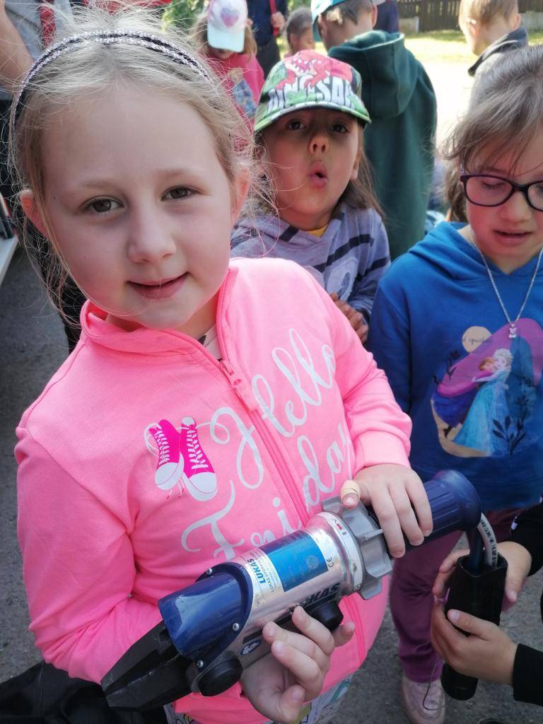 Hasiči z HZS Rokycany 12. 6. umožnili žákům 1. tříd ukázku hasičské techniky.