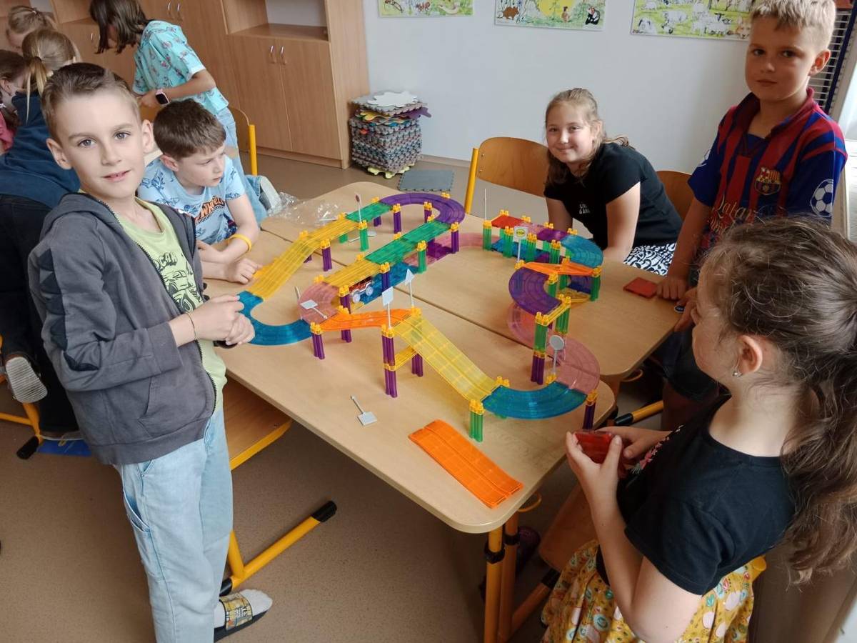 Žáci 2. AB v rámci výuky PV manipulovali s konstrukčními stavebnicemi.