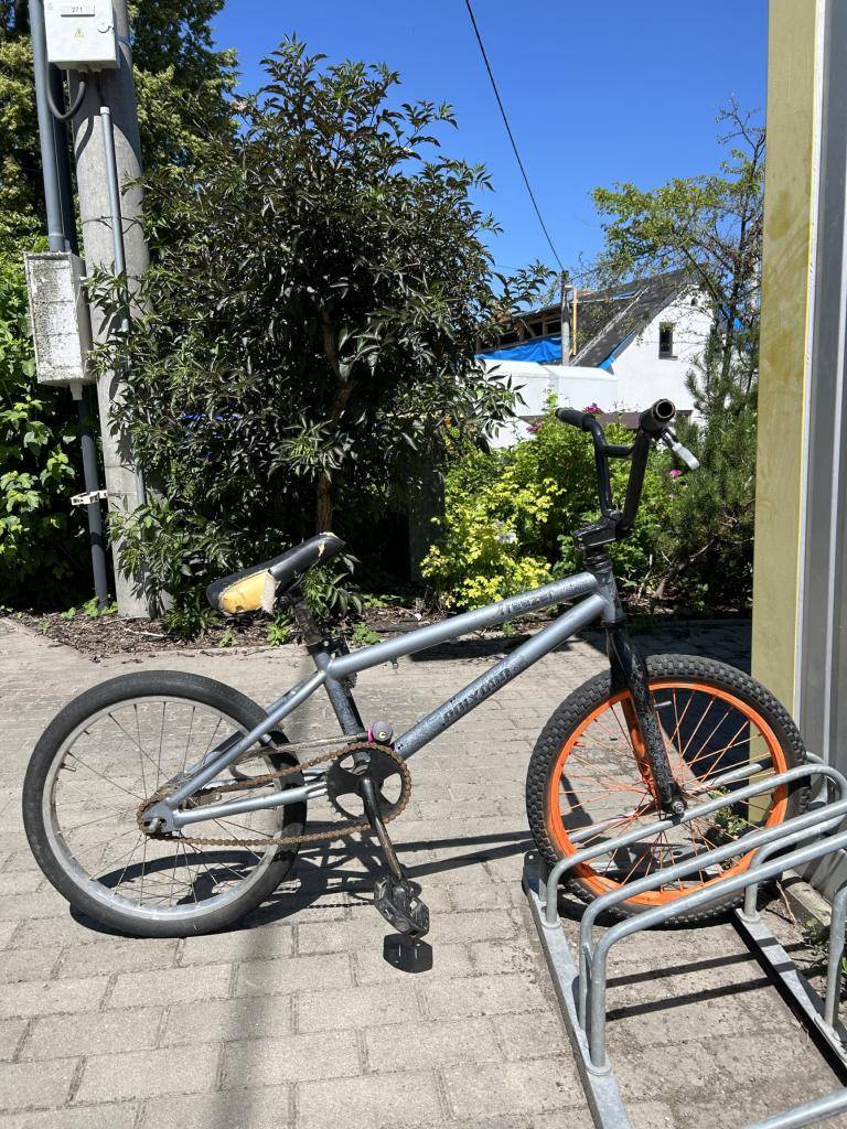 Upozorňujeme občany, že u prodejny KONZUM se už několik dní nachází opuštěné dětské stříbrné kolo. Pokud ho někdo postrádá, nebo víte, komu by mohlo patřit, kontaktujte prosím obecní úřad,    Děkujeme za případné sdílení a pomoc s nalezením majitele.