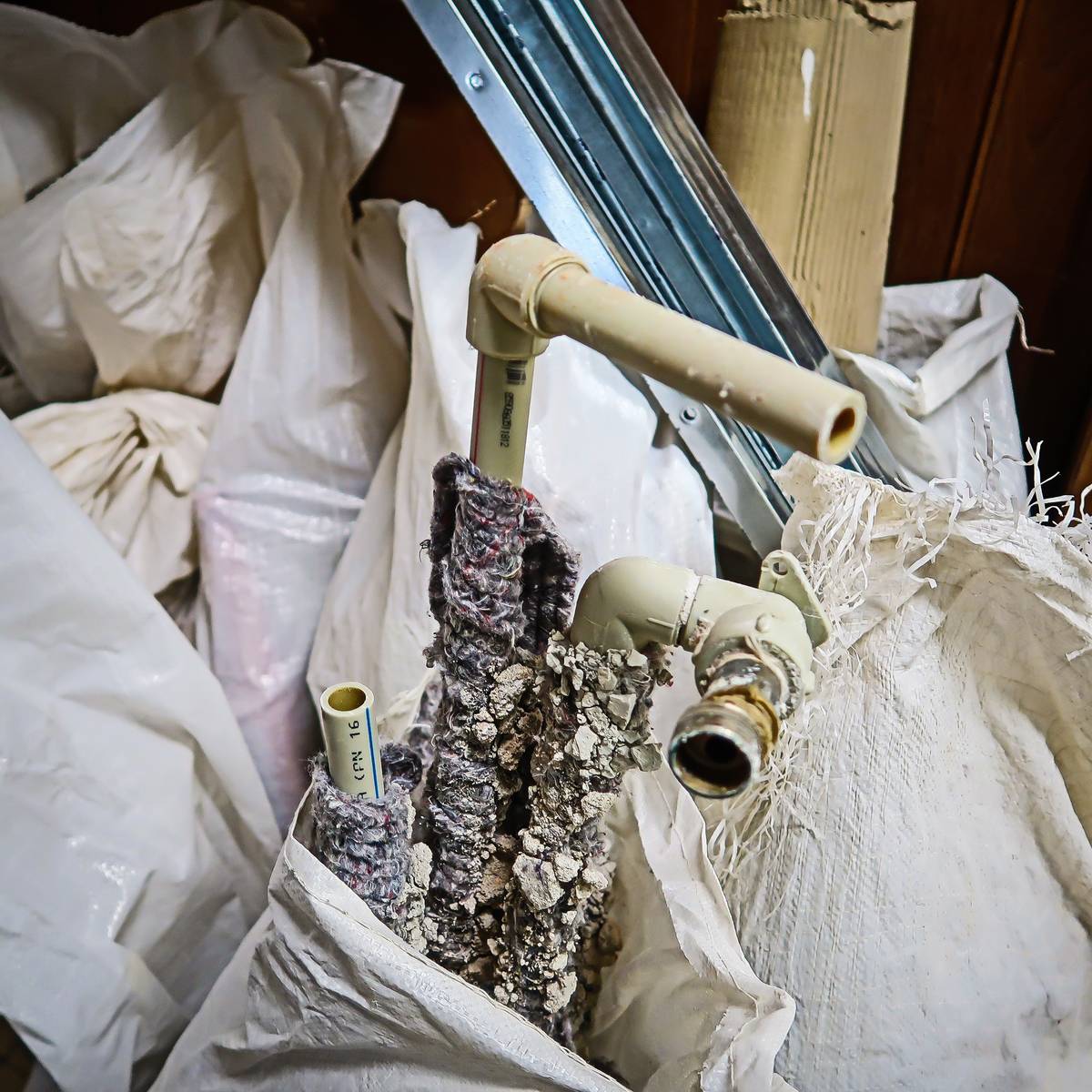 Ve druhém letošním čísle Zpravodaje jsme v úvodním článku zveřejnili odkazy na dokumenty důležité pro všechny, kdo mají v rámci akce rozšíření vodovodu vyprojektovanou vodovodní přípojku.  V článku je uveden i seznam všech domů, ke kterým byla majiteli přípojka vyžádána.  Pro někoho nebyly pokyny dost srozumitelné nebo si odkazů nevšiml, proto je posílám znovu s komentářem a s potřebnými kontakty na firmu RISL, která nabízí realizaci soukromé části přípojky včetně dodání a usazení vodoměrné šachty, popřípadě zavedení přípojky do sklepa tam, kde to je technicky možné (většinou je to už projednáno s projektantem a zakresleno v dokumentaci). Tyto práce byste měli mít hotové do konce prázdnin !!! Mail risl@risl.cz  nebo telefony 602 343 915 (pan Husník, jednatel RISL) nebo 602 232 173 (pan Vejvoda, stavbyvedoucí - do příštího týdne na dovolené)   Osazení objemových vodoměrů do připravené šachty (do sklepa) pak provede VaK Beroun. Objednávka montáže vodoměru (ten kupuje a platí obec, vy si zaplatíte další instalační materiál a práci; náklady na veřejnou část přípojky - až po hranici vašeho pozemku - hradí obec) : https://www.vakberoun.cz/file/edee/zc/formulare-ke-stazeni/objednavka-realizace-pripojeni.pdf Přihláška k odběru vody, kde vyplníte (zakřížkujete), že jde o novou vodovodní přípojku  ve správě VaK a svoje identifikační údaje. Údaje o patbách záloh ztatím nevyplňujte, vše se zdozvíte od pracovníků VaK, kteří se vám ozvou :  https://www.vakberoun.cz/file/edee/zc/formulare-ke-stazeni/prihlaska-odberatele.pdf Čestné prohlášení, že lze upolatnit sníženou sazbu DPH na práce VaK (pokud objekt vyhovuje uvedeným podmínkám) :  https://www.vakberoun.cz/file/edee/zc/formulare-ke-stazeni/cestne-prohlaseni-bytove-ucely.pdf Vyplněné a podepsané dokumenty prosím dodejte co nejdříve na obecní úřad !!! V případě jakýchkoliv problémů nebo najasností prosím kontaktujte obecní úřad: ou@svatyjan.cz  !!!