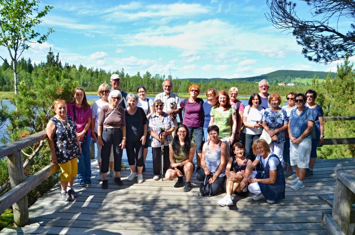 5 členek klubu Fit senior Drahlín vyrazilo se zájezdem z Obecnice v 6.30 ráno....