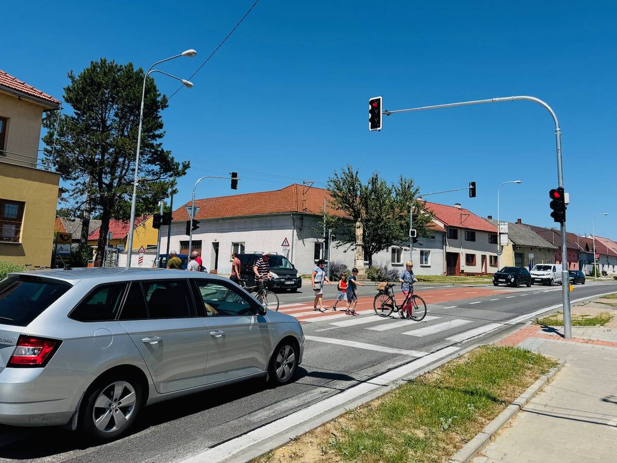 Dnes byla spuštěna světelná signalizace na křižovatce u radnice. Chodci, nezapomeňte zmáčknout ovládací tlačítko signalizace a počkat na zelenou. Auta už vám nedávají automaticky přednost!!! Prosíme všechny – chodce i řidiče – o zvýšenou pozornost a ohleduplnost. Děkujeme za vaši trpělivost a pochopení během příprav zprovoznění světelné signalizace. Věříme, že semafor přispěje k větší bezpečnosti a plynulosti dopravy ve Spytihněvi.