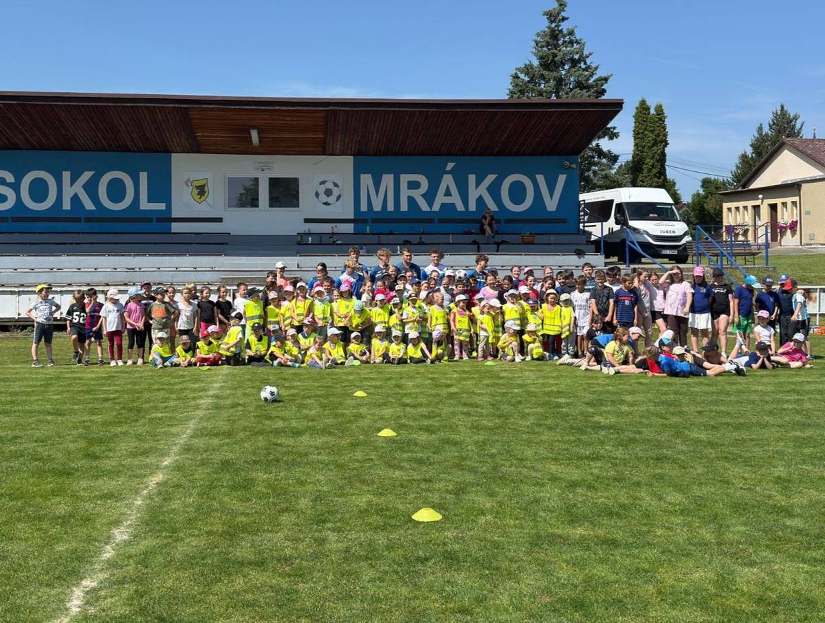 Oslava Dne dětí, letní hraní venku, školní výlet do Farmaparku u Toma, fotbalový den s TJ Sokol Mrákov, hudební pohádka 5. třídy ZŠ - Šípková Růženka, pohádkové rozloučení s předškoláky a jejich rodiči, s aktovkami do školky.