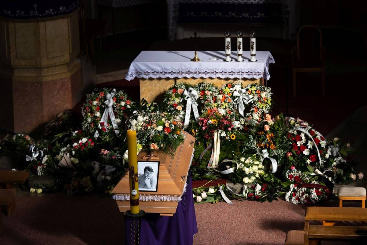 V pátek 3. 3. jsme se naposledy rozloučili s Jitkou Novákovou, duší zdejšího kulturního a společenského života, dlouholetou starostkou a místostarostkou Popovic, která toho pro obec vykonala jako nikdo jiný. Za to všecko, Jitko, díky!