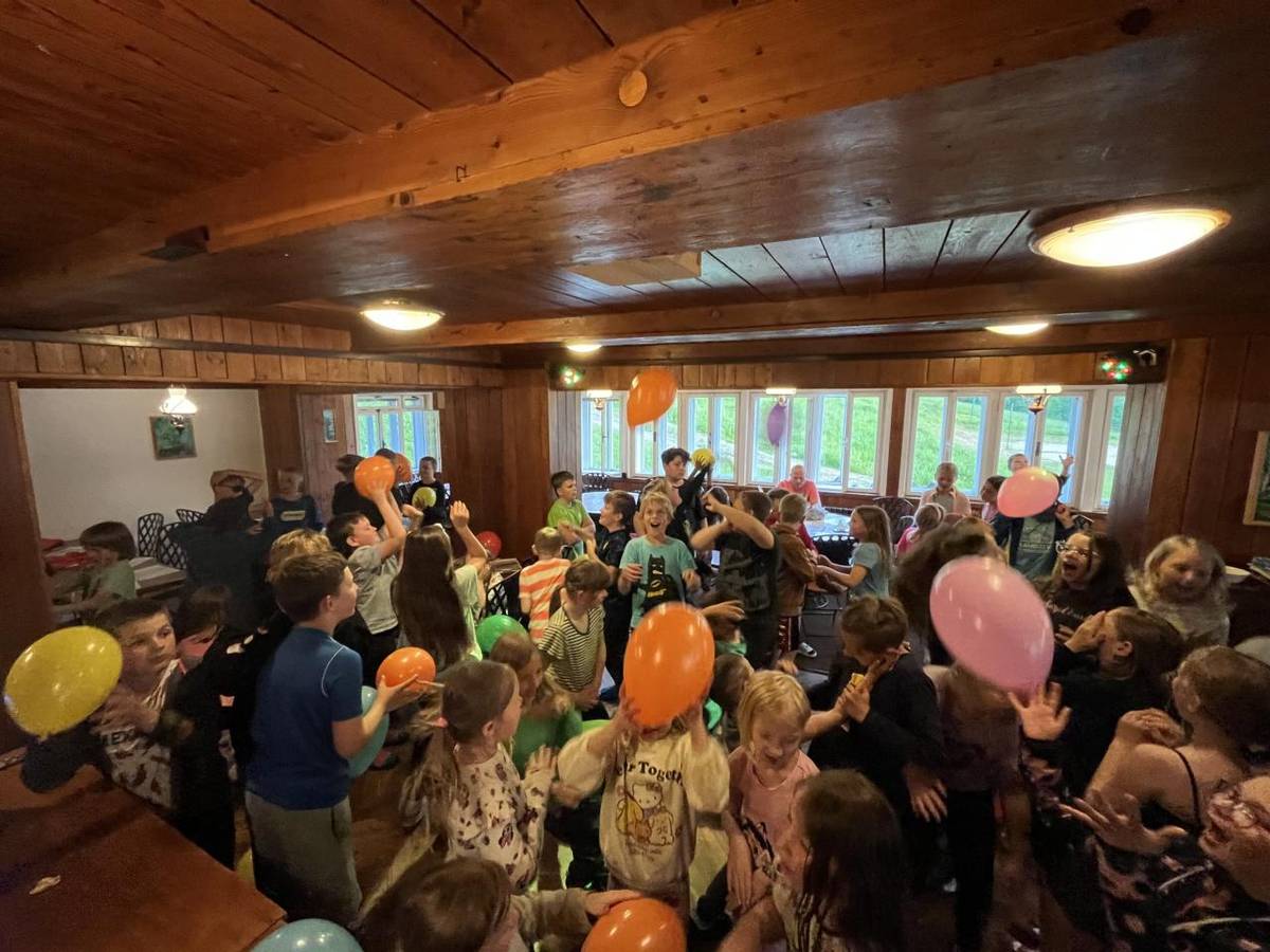 Čtvrtý a poslední den naší školy v přírodě jsme strávili aktivně – dopoledne děti plnily úkoly na zábavných stanovištích, odpoledne se vydaly na závěrečné výlety a večer jsme celý pobyt zakončili taneční diskotékou plnou smíchu a radosti.